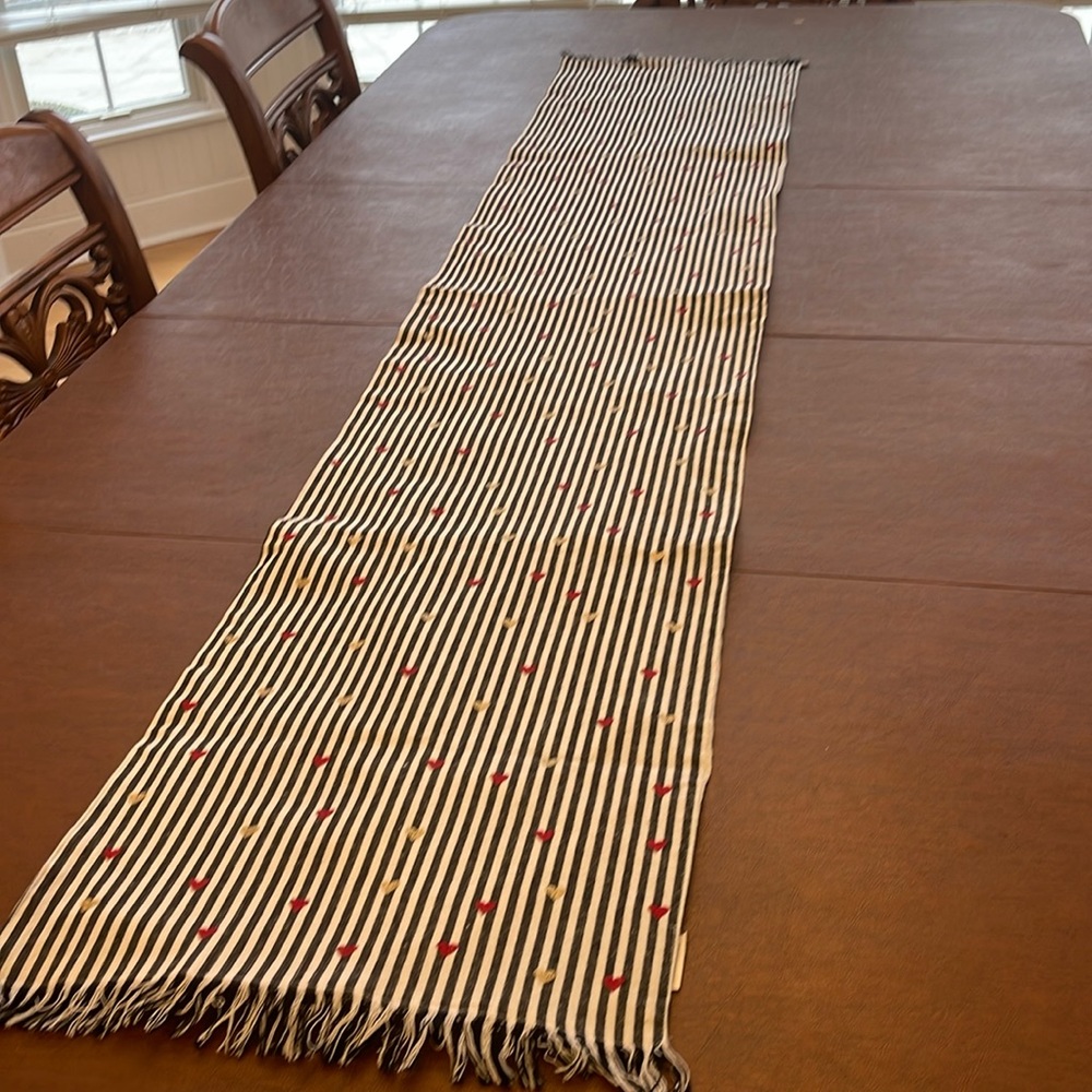 Super cute valentine table runner!